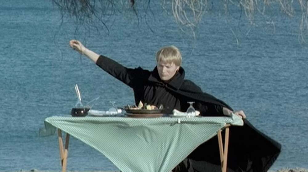 "No he pasado m&aacute;s verg&uuml;enza en mi vida": hace 20 a&ntilde;os Mads Mikkelsen alucin&oacute; rodando una pel&iacute;cula en Espa&ntilde;a